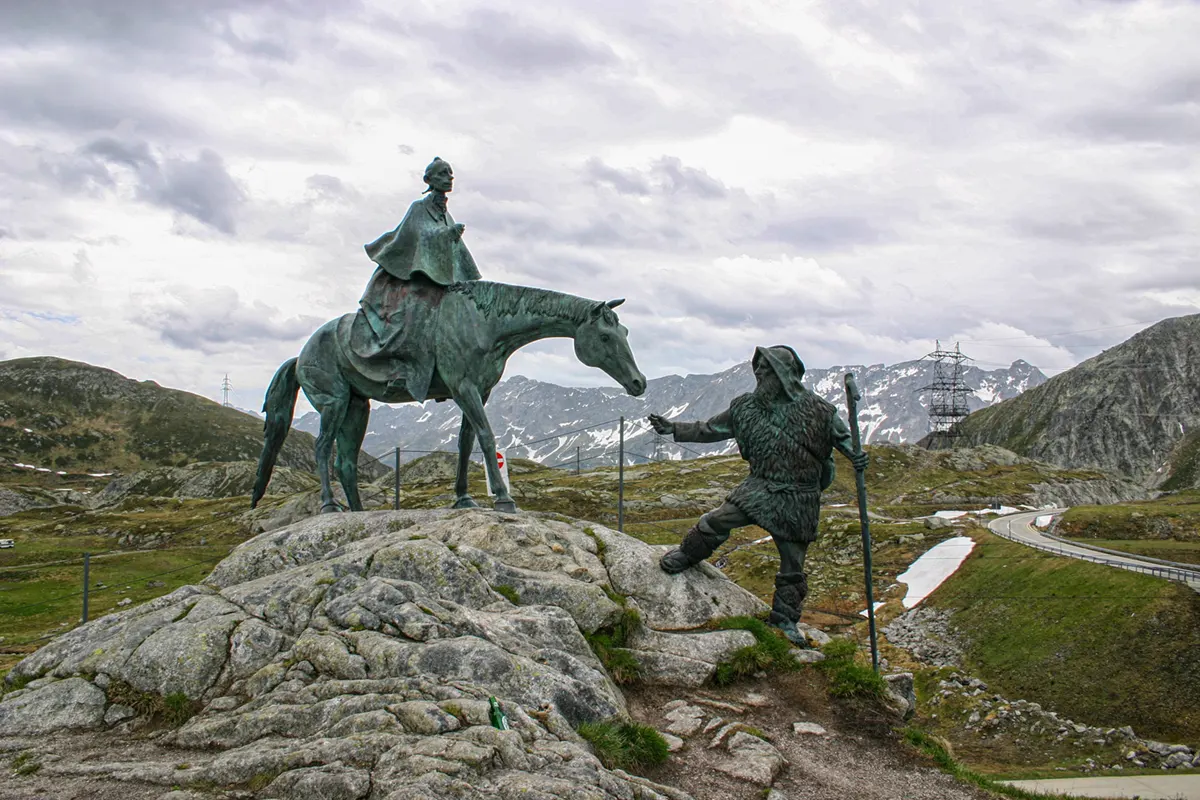 Beeld van St Gotthard met een berggids