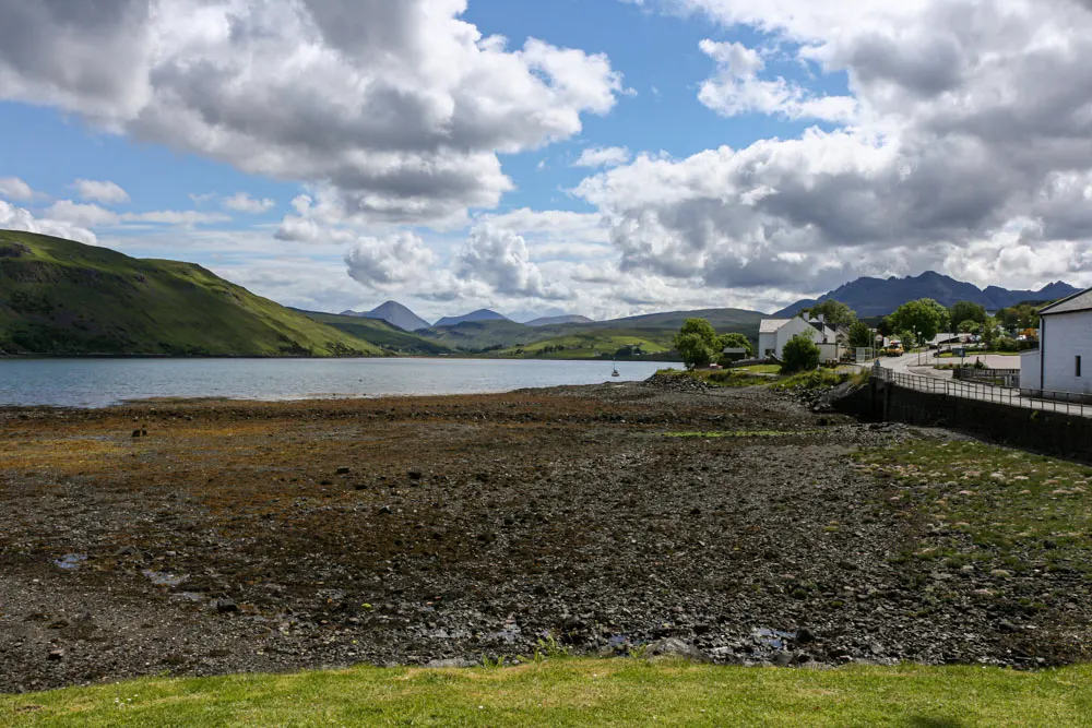 Loch Harport met Talisker disteleerderij