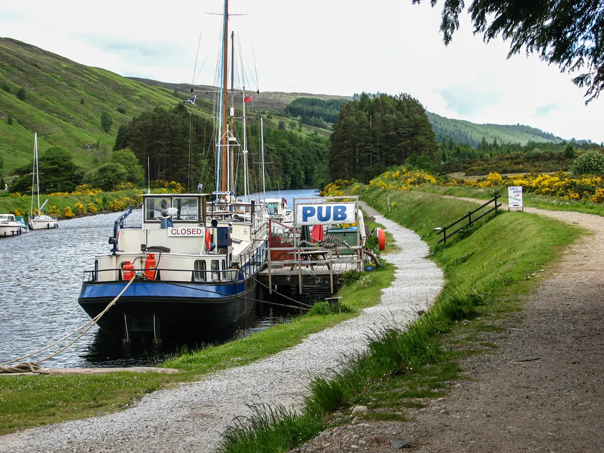 Drijvende pub in Loch Lochy