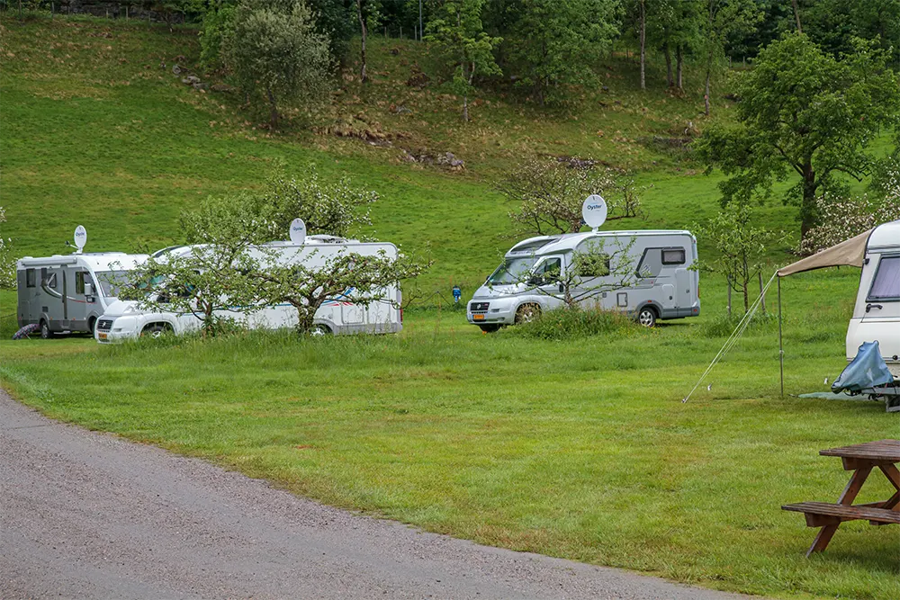 Campers met schotel omhoog