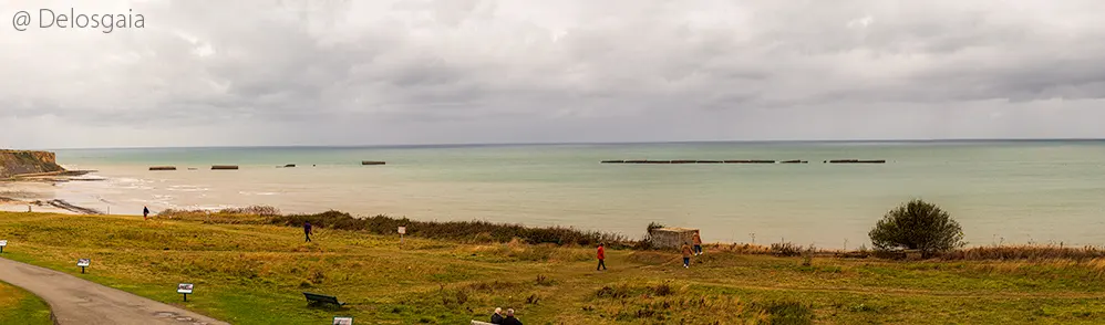 Linker strekdammen ter bescherming van de open haven van Arromanches