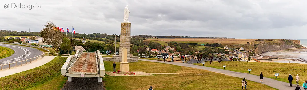 Gedenkmonument en een van de brugdelen van de open haven