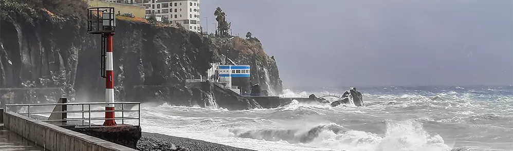 Woeste zee bij Promenada da Praia Formosa
