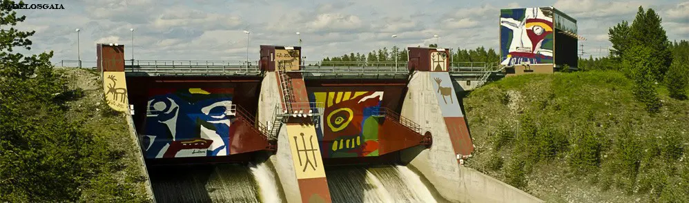 Jokkmokk waterkrachtcentrale geheel geschilderd in Sami stijl